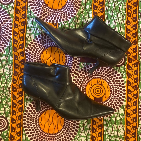 Black collared ankle bootie - Picture 3 of 4